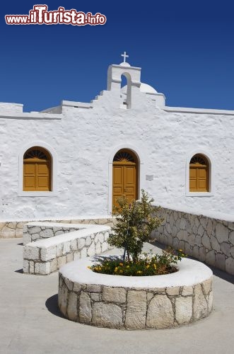 Immagine A Kimolos, isola greca delle Cicladi, l'unico centro abitato è Choriò, che letteralmente significa proprio "il paese". Nell'immagine una tipica chiesetta bianca, abbagliante nella luce del sole estivo - © sarikosta / Shutterstock.com