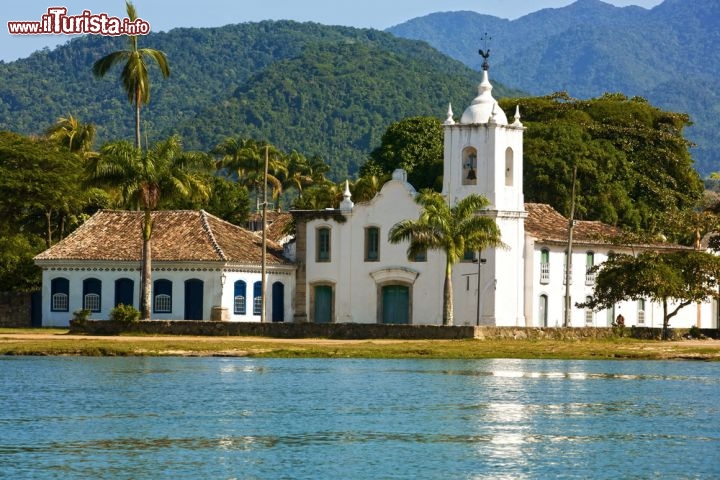 Immagine La Chiesa Coloniale del borgo di Paraty in Brasile (stato di Rio de Janeiro). La chiese ha il nome di Santa Rita  - © ostill / Shutterstock.com