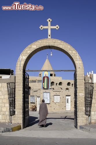 Immagine Una chiesa copta ortodossa ad Hurghada, in Egitto, lungo la costa occidentale del Mar Rosso - © Pecold / Shutterstock.com