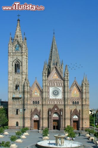 Immagine Templo Expiatorio del Santísimo Sacramento: edificato a partire dal 1897, questo tempio della città di Guadalajara è relativamente recente, avendo aperto i battenti solo nel 1972. Il grande orologio che si trova sulla facciata è stato importato dalla Germania ed è collegato ad un carillon di 25 campane i cui rintocchi suonano motivi religiosi - © Jesus Cervantes / Shutterstock.com