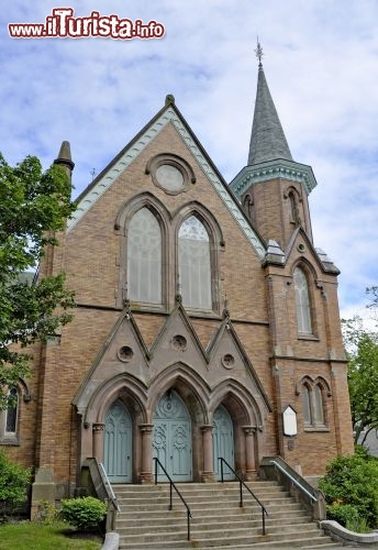 Immagine La Fort Massey Church è una della chiese più interessanti di Halifax, Nuova Scozia, Canada. Fu costruita nel 1871 dall'architetto scozzese David Stirling su un preesistente fortino. Nella pagina ufficiale è scritto: "siamo una Chiesa accogliente, il che significa che tutti sono i benvenuti a frequentare e a ricevere la comunione, non importa da quale Chiesa provengano e quale fede abbiano (se ne hanno una)" - © SF photo / Shutterstock.com