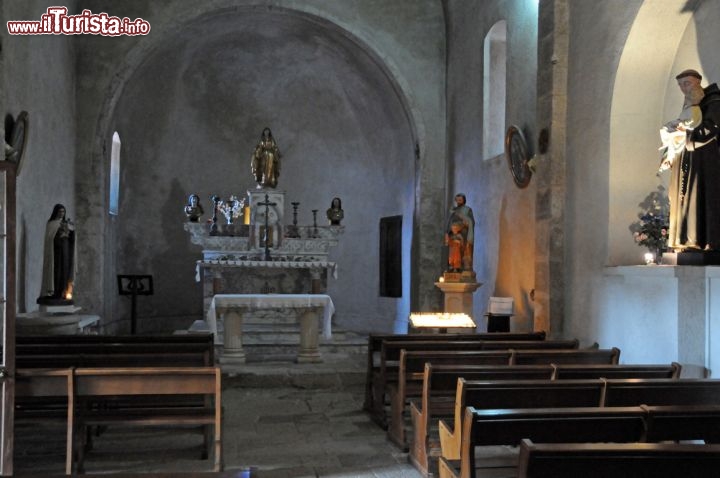 Immagine La piccola chiesa di Gourdon, di fattezza romana, è stata edificata nel XII secolo. E’ dedicata alla Vergine.