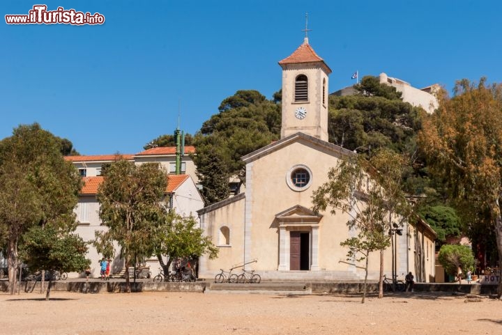 Immagine La chiesa del villaggio di Porquerolles, sull'omonima isola del gruppo delle Hyeres - © Marco Saracco / shutterstock.com
