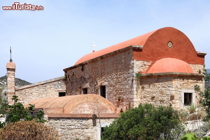 Immagine Arte religiosa a Kastellorizo, isola del Dodecaneso - Oltre alla bella cattedrale di Agios Konstantinou a est di Mandraki, meritano una visita anche i monasteri Moni Agiou Georgiou e Stefanou che sottolineano il forte legame sacro che unisce gli abitanti dell'isola alla vita religiosa  © dedi57 / Shutterstock.com
