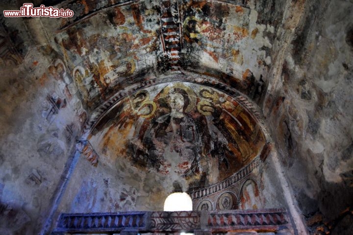 Immagine Interno della Chiesa di Lamaria, si trova sulla collina che domina i 4 villaggi di Usghuli, nello Svaneti in Georgia