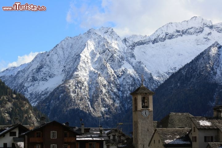 Immagine Una chiesa di Macugnaga e sullo sfondo il massiccio del Monte Rosa. Ci troviamo in Piemonte, provincia di Verbano Cusio Ossola - © Pix4Pix / Shutterstock.com