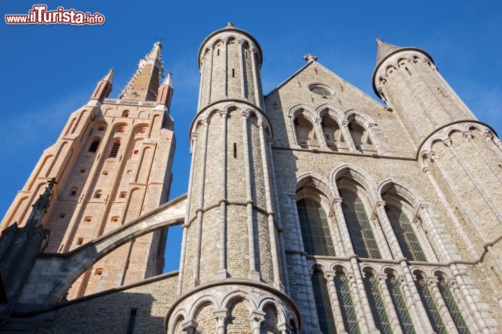 Immagine Chiesa di Nostra Signora, Bruges - Più volte rimaneggiata, la chiesa di Nostra Signora è il simbolo della città fiamminga. Le parti antiche risalenti al periodo fra il 1210 e il 1230 rivelano l'influsso francese che ne caratterizzò la costruzione e che si evidenzia soprattutto nel coro. Alle navate originali ne vennero aggiunte altre mentre all'enorme torre datata 1270/1340 fu successivamente unito un portico chiamato "Paradiso". Notre Dame è un vero e proprio museo: al suo interno ospita infatti capolavori come la Madonna del Michelangelo, commissionata all'artista italiano nel 1506, la Passione di Bernard d'Orley con lo stemma dei Borgogna e due splendide tombe costruite per Maria di Borgogna e Carlo il Temerario © Renata Sedmakova / Shutterstock.com