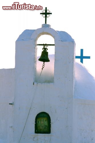 Immagine Chiesa Ortodossa sull' Isola di Egina, Grecia. Particolare della torre campanaria e la cupola - © Ariy / Shutterstock.com