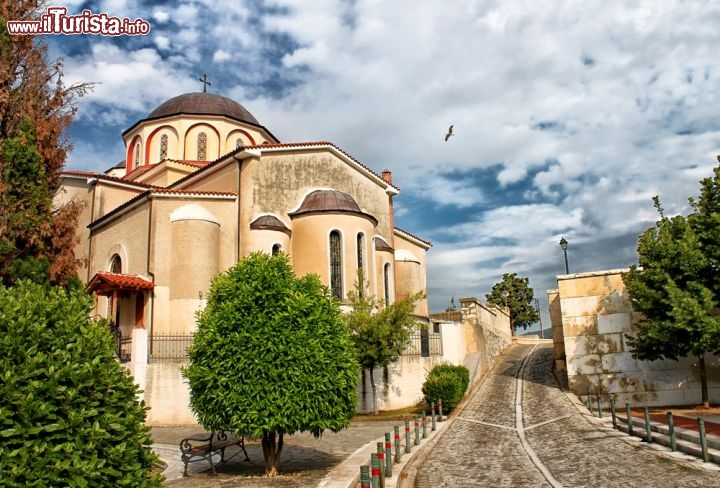 Immagine La Chiesa Ortodossa di Kavala, Grecia - La suggestiva veduta di uno dei più imponenti edifici religiosi di fede ortodossa costruiti nella città di Kavala © Tijana photography / Shutterstock.com