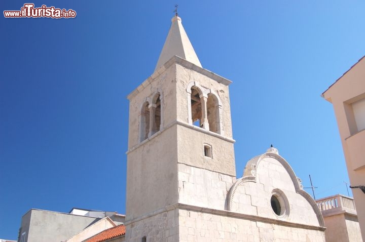 Immagine Chiesa nel centro di Pag: un tipico campanile delle loccalità della costa della Dalmazia, in Croazia - © darios / Shutterstock.com