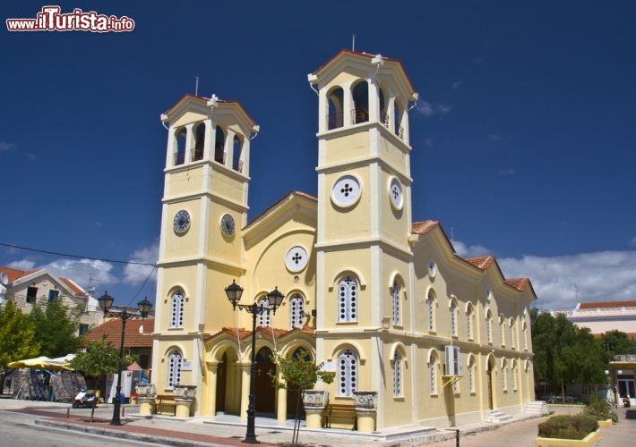 Immagine Chiesa Pantokrator in centro a Lixouri: ci troviamo nell'isola di Cefalonia in Grecia - © Panos Karas / Shutterstock.com