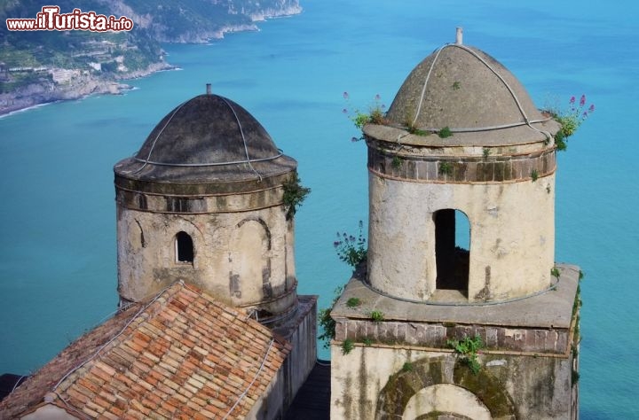 Immagine Chiesa dell'Annunziata a Ravello, come si ammira dai belvedere di VIlla Rufolo e Villa Cimbrone, da cui si gode di una vista magnifica della Campania meridionale, specialmente della Costa Amalfitana - © LianeM / Shutterstock.com