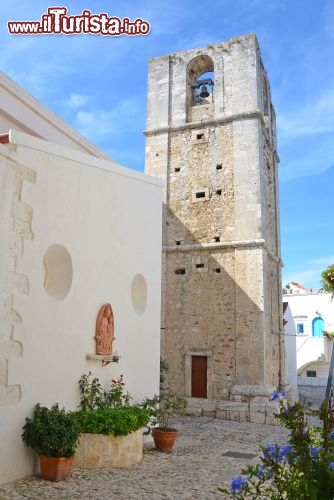 Immagine Chiesa di S Elia a Peschici in Puglia. E' il santo patrono della città, che viene festeggiato a metò luglio, tra i giorni 19 e 21  - © honorius77 / Shutterstock.com