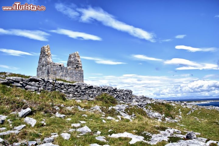 Immagine La chiesa di Saint Benan, in rovina, sull'isola di Inis Mor Island Irlanda - © matthi / Shutterstock.com