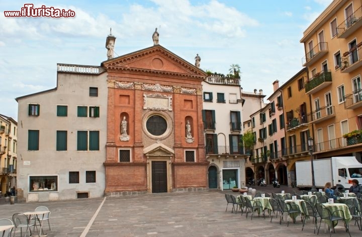 Immagine La chiesa medievale di San Clemente I, in piazza dei Signori, a Padova - © eFesenko / Shutterstock.com