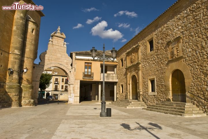 Immagine A un'ora di macchina da Cuenca, nella Comunità autonoma Spagnola della Castiglia-La Mancia, sorge il paesino caratteristico di San Clemente. Nella foto la Plaza de la Iglesia - © Pedro Oliva / Shutterstock.com