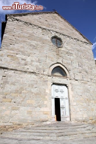 Immagine Chiesa di San Domenico, Cortona - Appena fuori dalle mura di Cortona, la Chiesa di San Domenico sorge nella zona del Parterre. Realizzata in stile gotico, la sua edificazione iniziò nel 1400 per concludersi una quarantina di anni più tardi. Nonostante un periodo di abbandono nel corso del Settecento, questo edificio religioso rappresenta una delle testimonianze sacre più preziose della città. L'interno è realizzato su una unica navata mentre la facciata ha una lunetta a sesto acuto con Madonna e Santi del Beato Angelico © Ana del Castillo / Shutterstock.com
