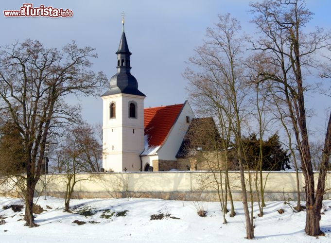 Immagine La chiesa di San Giorgio a Pilsen, in Boemia, durante l'inverno - © Kletr / Shutterstock.com