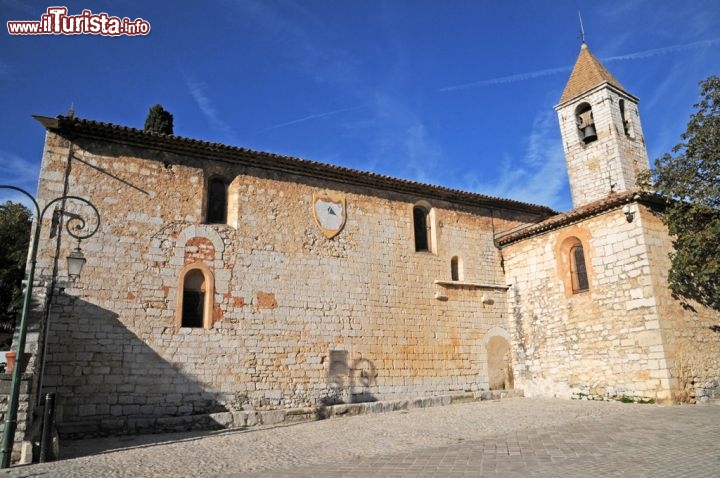 Immagine Chiesa di San Gregorio, Tourrettes sur Loup - In Place de la Libération sorge l'antica chiesa di San Gregorio edificata nel XII secolo e rimaneggiata nei secoli successivi. Con il suo imponente stile romanico, questo edificio religioso è uno dei più caratteristici del territorio che si snoda lungo il percorso del fiume Loup che per 45 chilometri serpeggia incastonato fra le rocce. Se all'esterno, sulla facciata sud, fanno bella mostra di sè una meridiana e i simboli per eccellenza della religione cristiana, pesce e colomba, l'interno della chiesa ospita l'altare dedicato a Mercurio, un trittico raffigurante i santi Pancrazio, Antonio e Claudio e un masso di calcare del terzo secolo  © Sonja Vietto Ramus