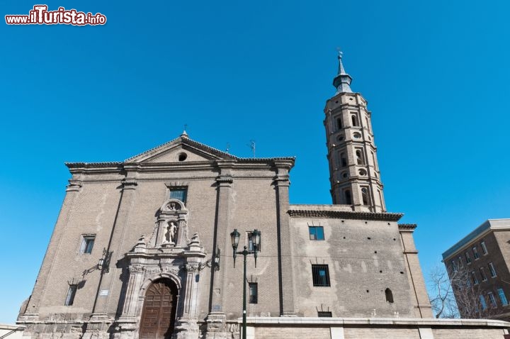 Immagine La chiesa di San Juan de los Panetes a Saragozza, Spagna, ha un campanile a pianta ottagonale che riprende elementi rinascimentali e mudejàr, ed è pendente come la torre di Pisa. L'edificio fu realizzato nel Settecento, in stile barocco, per sostituire l'antica chiesa dell'Ordine di San Giovanni di Gerusalemme, andata distrutta secoli prima - © Anibal Trejo / Shutterstock.com