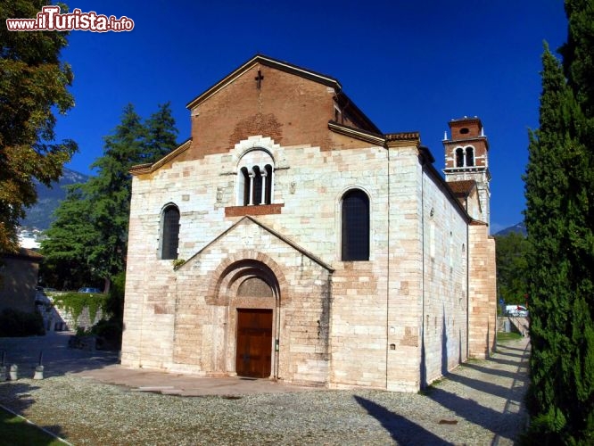 Immagine Chiesa di San Lorenzo, Trento - Costruita dai monaci benedettini fra il 1166 e il 1183, recenti studi archeologici hanno indicato l'esistenza in questo luogo di un edificio religioso già in epoca medievale. La facciata esterna della chiesa si presenta in mattoni mentre il campanile venne realizzato con materiale da riporto; all'interno la chiesa è caratterizzata da tre navate e dal presbiterio che si allunga in un'abside centrale a semicerchio. Oggi è sede del convento dell'ordine dei frati minori cappuccini © DyziO / Shutterstock.com