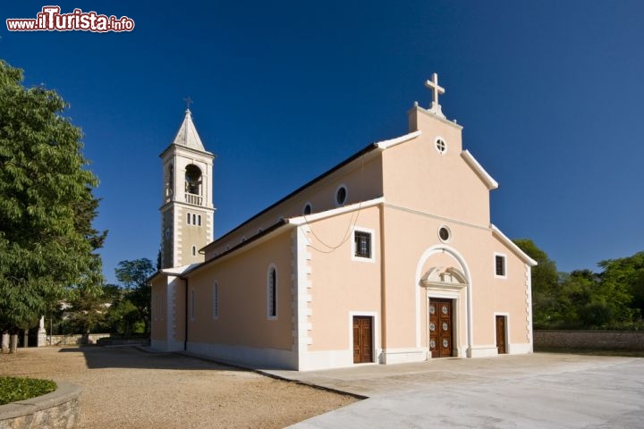 Immagine La chiesa di San Michele si trova nel villaggio di Murter, il centro abitato più importante dell'omonima isola  della Croazia. A fine settembre, esatamente il giorno 29, si svolge in occasione della festa del patrono, una importante regata tradizionale chiamata "Vela Latina"  - © lero / Shutterstock.com