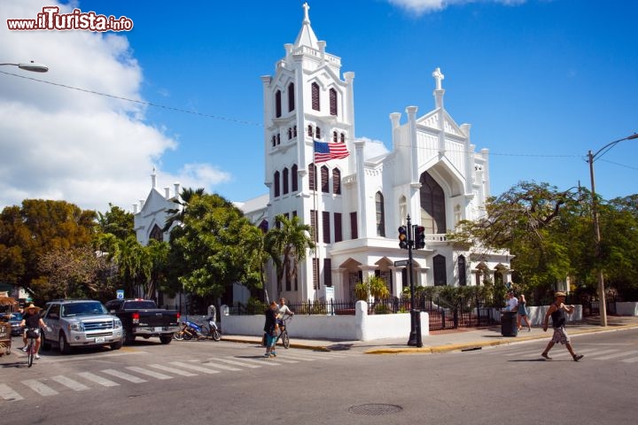 Immagine Chiesa di San Paolo, Key West - Duval Street ospita uno dei più suggestivi luoghi di culto di Key West, la St. Paul's Episcopal Church, storica chiesa delle Florida Keys. Il bianco della facciata esterna dell'edificio si abbina alle lumionose vetrate variopinte che ne impreziosiscono l'interno creando suggestivi giochi di luce e colori. Aperta tutti i giorni per funzioni liturgiche e visite di fedeli e turisti, la chiesa di San Paolo è anche teatro di concerti e eventi culturali © Gil.K / Shutterstock.com