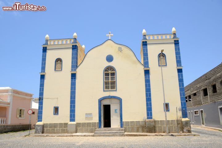 Immagine Chiesa di Santa Isabella a Sal Rei, il capoluogo di Boavista nell'arcipelago di Capo Verde - © ruigsantos / Shutterstock.com