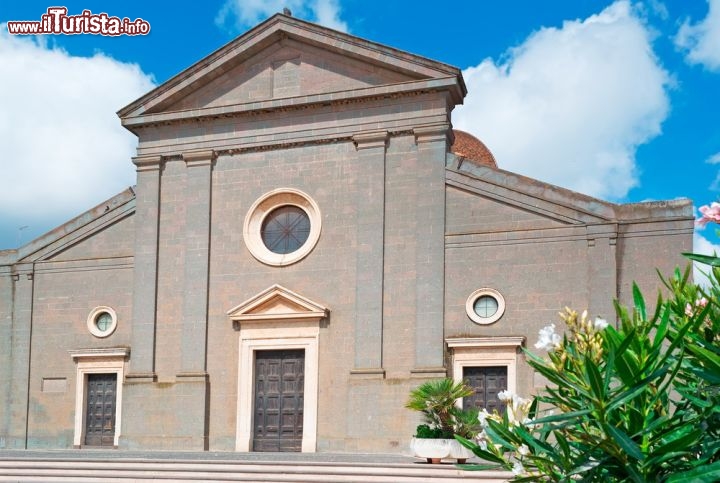 Immagine Chiesa di Santa Maria a Cabras, la località a nord di Oristano, nella Sardegna occidentale  - © Gabriele Maltinti / Shutterstock.com
