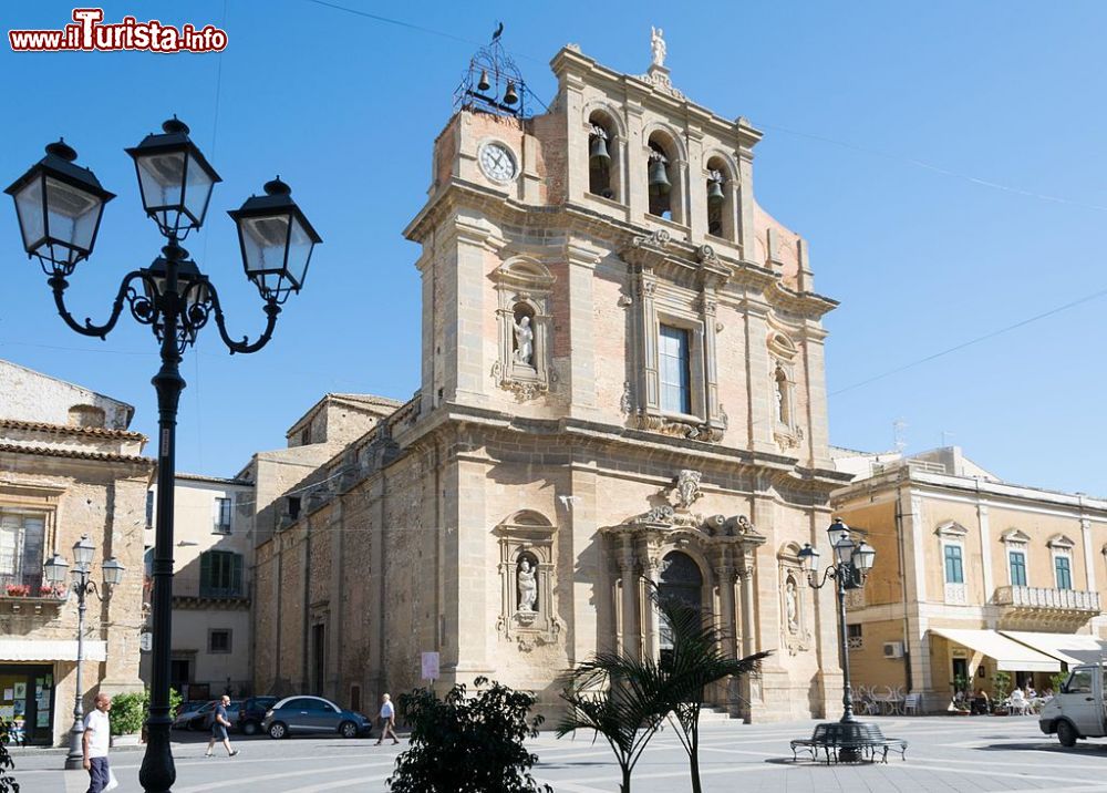 Immagine Chiesa Santa Maria D'Itria a Niscemi, provincia di Caltanissetta, Sicilia. Sorge in piazza Vittorio Emanuele III°; ricostruita dopo il terremoto del 1693 grazie al contributo della popolazione, questa chiesa a croce latina con tiburio centrale si presenta con quattro nicchie laterali in cui trovano spazio le statue degli evangelisti Giovanni e Marco e degli apostoli Pietro e Paolo.