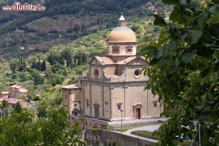 Immagine Chiesa di Santa Maria Nuova, Cortona - Costruita verso la metà del XVI° secolo dal Giorgio Vasari, la chiesa di Santa Maria Nuova ha una planimetria a croce greca inscritta in un quadrato e sormontata da una cupola principale realizzata successivamente nel XVII° secolo. Fra le opere d'arte custodite vi sono la Natività di Alessandro Allori e l'Annunciazione di Jacopo da Empoli © marcociannarel / Shutterstock.com