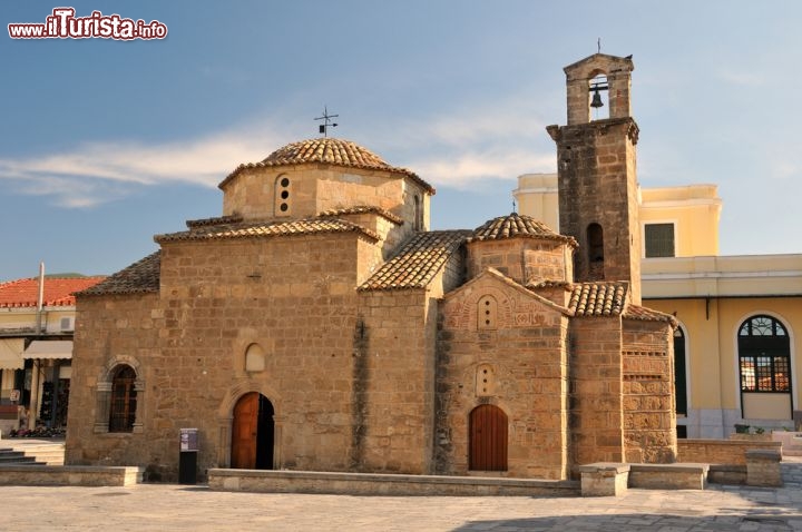 Immagine La chiesa dei Santi Apostoli a Kalamata, Grecia - Edificato nel XIII secolo, questo famoso edificio religioso si trova nel cuore storico di questa città del Peloponneso che dista poco meno di 240 km a sud ovest di Atene. Grazie alle sue pareti in pietra e alla torre campanaria, la chiesa dei Santi Apostoli è una fra le più suggestive dell'intera regione della Messinia © Nick K. / Shutterstock.com