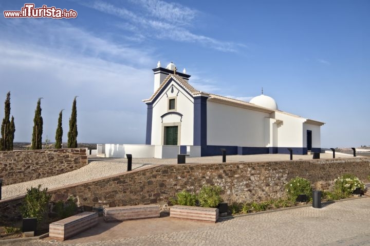 Immagine La Chiesa di Sant'Antonio, Castro Marim. Fatto costruire attorno al 1640, questo edificio religioso è fra i più importanti del Portogallo. In origine era una costruzione barocca con pianta quadrangolare ma con il passare dei secoli ha subito diversi rimaneggiamenti architettonici. L''interno è costituito da una navata longitudinale coperta da una volta a botte decorata con murales mentre la pala dell'altare maggiore è del XVIII secolo  e accoglie l'immagine di Sant'Antonio circondata da sette tavole con pitture relative alla vita del religioso - © mrfotos / Shutterstock.com