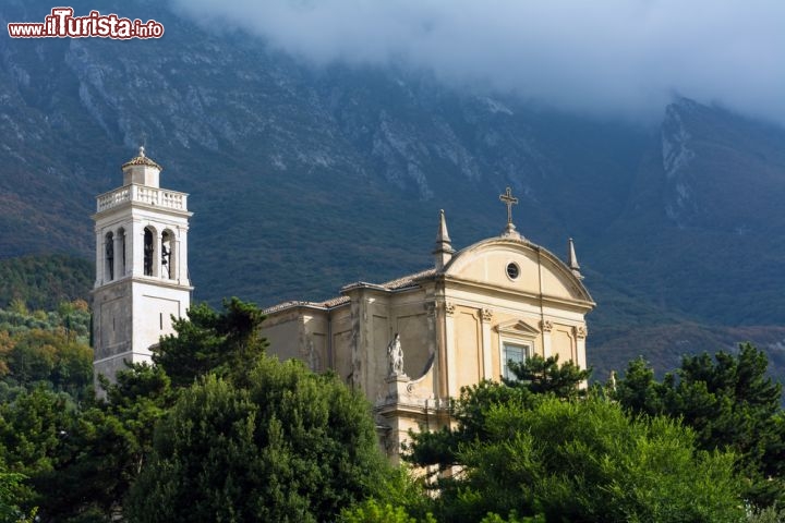 Immagine La Chiesa di Santo Stefano, Malcesine - Costruito dove anticamente sorgeva un tempio pagano, l'edificio religioso dedicato a Santo Stefano fu restaurato all'epoca dell'impero romano. A ricordo del vecchio luogo di culto, rimaneggiato e poi ricostruito quasi ex novo, rimangono pochi frammenti. L'attuale altare risale al 1907 © np / Shutterstock.com