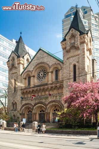 Immagine La storica Chiesa di St. Andrews racchiusa tra i grattacieli di Toronto, la capitale dell'Ontario nel Canada orientale - © Deymos / Shutterstock.com