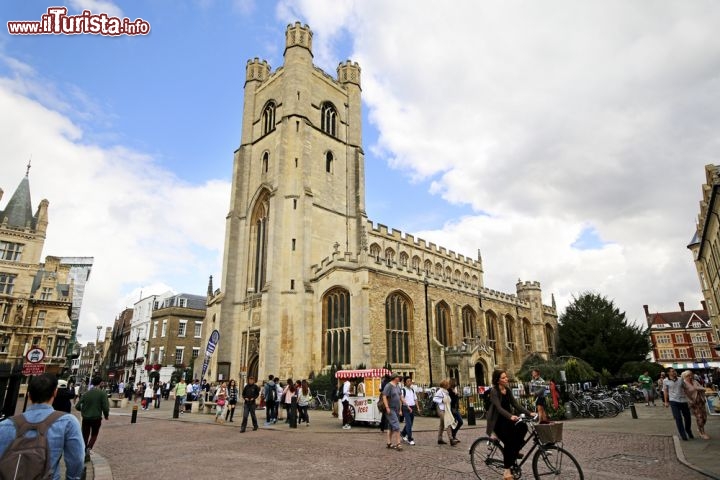 Immagine Chiesa di St. Mary a Cambridge, Inghilterra - Considerata uno degli edifici religiosi più importanti di tutta Inghilterra, la chiesa di Great St. Mary di Cambridge dal 1950, e poi nuovamente dal 1972, fa parte del patrimonio nazionale britannico classificata come "grade I listed building", titolo assegnato solo a strutture architettoniche di particolare prestigio. La sua attuale struttura è datata XV° secolo e si presenta con lo stile gotico perpendicolare tipico di queste zone; esiste tuttavia una costruzione precedente che risalirebbe al XII° secolo distrutta da un incendio nel 1290. Il nome Great St. Mary - abbreviato in GSM per distinguerla dalla Little S. Mary - le fu assegnato nel 1352 dopo la consacrazione. Oggi è conosciuta soprattutto per essere la chiesa dell'Università di Cambridge © Alastair Wallace / Shutterstock.com