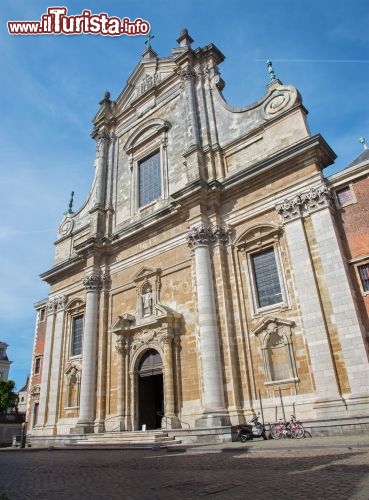 Immagine Chiesa di St. Walburga, Bruges - Iniziato a costruire nel 1619 da Huissens e completato nel 1641 da Prouvé de Nivelles, questo edificio religioso gesuita è uno dei luoghi più cari ai devoti della città. La grande maestosità che la contraddistingue all'esterno, seppur nella sua semplicità, si abbina alle ricche decorazioni dell'interno che ne fanno uno splendido esempio di architettura sacra © Renata Sedmakova / Shutterstock.com