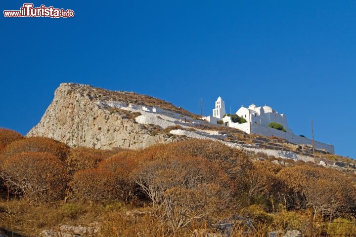 Immagine Chiesa della Vergine Maria a Folegandros, nel paesaggio arido delle Cicladi meridionali in Grecia- © Georgios Alexandris/ Shutterstock.com
