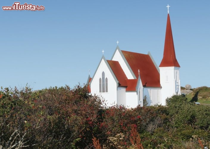 Immagine Una caratteristica chiesetta nel villaggio canadese di Peggy's Cove, in Nuova Scozia, sulle sponde orientali della baia di St. Margarets a breve distanza da Halifax. Il bianco delle pareti e il rosso del tetto si stagliano contro il cielo come fossero disegnati - © V. J. Matthew / Shutterstock.com