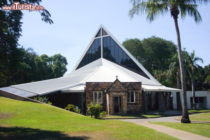 Immagine Chiesa a Darwin, la parte vecchia è ciò che resta dopo il passaggio del Ciclone Tracy nel 1974