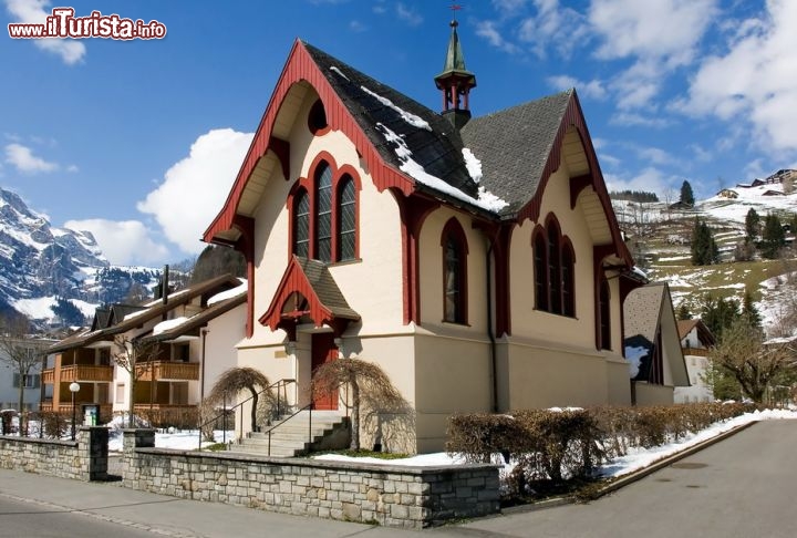 Immagine Chiesa a Engelberg, Svizzera - Questo Comune del cantone Obwalden non è solo apprezzato per il suo comprensorio sciistico ma anche per il bel villaggio che ospita fra l'altro edifici religiosi dalla caratteristica architettura montana e un monastero benedettino dove ancora oggi risiedono una trentina di monaci che gestiscono un moderno caseificio dove osservare da vicino la produzione dei formaggi che si possono anche comprare nello spaccio attiguo © Marafona / Shutterstock.com