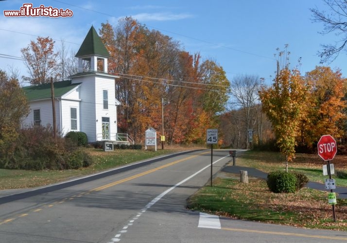 Immagine Chiesa a Niagara Falls, Canada: chi volesse abbandonare per un po' il caos della città ed allontanarsi dalla zona turistica, potrebbe scoprire aspetti più autentici dello stato canadese dell'Ontario - Foto © shipfactory / Shutterstock.com