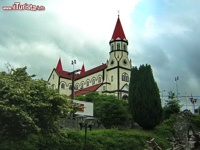 Immagine Iglesia del Sagrado Corazón: la colorata chiesa si trova a Puerto Varas, nella Patagonia del Cile - Cortesia foto Tonza90, Wikipedia