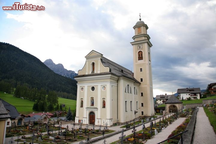 Immagine Chiesa in centro a Sesto (Sexten), la cittadina delle Dolomiti Orientalim in Alto Adige - © trotalo / Shutterstock.com