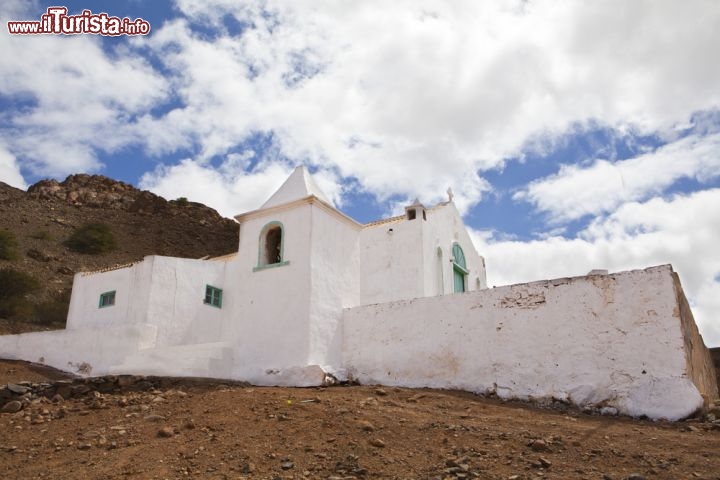 Immagine Un chiesa bianca sull'isola di Boa Vista a Capo Verde (Africa) - © Sabino Parente / Shutterstock.com