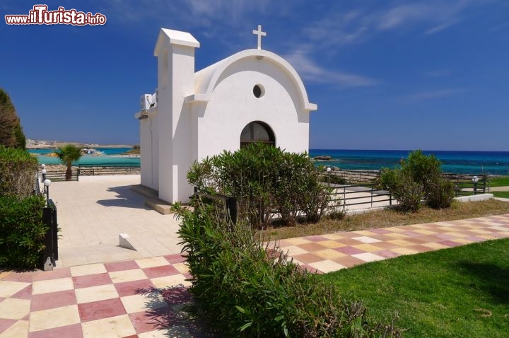 Immagine Chiesa bianca vicino alla spiaggia di Nissi a Ayia Napa Cipro - © Pawel Kazmierczak / Shutterstock.com