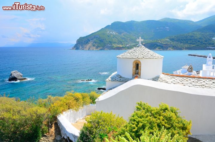 Immagine Chiesa del borgo di Skopelos, isole Sporadi, Grecia - © Aetherial Images / Shutterstock.com