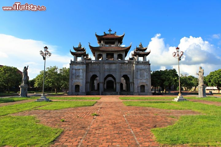 Immagine Chiesa cattolica, provincia di Ninh Binh, Vietnam: l'atmosfera attorno alla cattedrale di Phat Diem è spesso piuttosto vivace, affollata di molti venditori e turisti (sia vietnamiti che occidentali) che la visitano durante la giornata - Foto © Duc Den Thui / Shutterstock.com