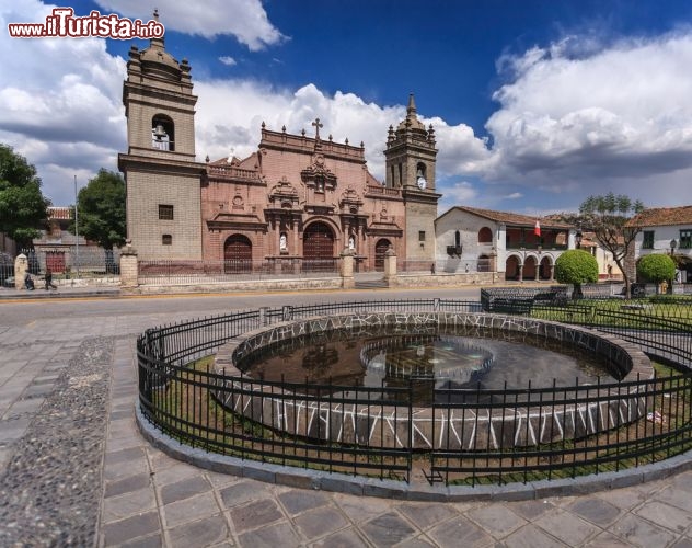 Immagine La cattedrale di Ayacucho, Perù - L'arcidiocesi della città ospita la cattedrale di Santa Maria delle Nevi, edificio religioso di fede cattolica eretto nel 1609. Restaurato in maniera non proprio impeccabile, è accessibile al suo interno ai turisti con ingresso a pagamento © Christian Vinces / Shutterstock.com