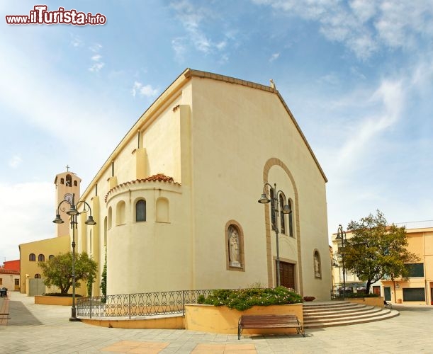 Immagine Nel centro di Palau, nel nord della Sardegna, si incontra la Chiesa parrocchiale di Nostra Signora delle Grazie, che custodisce un imponente organo a canne e un bel fonte battesimale ricavato dalla roccia nuda  - © Pecold / Shutterstock.com